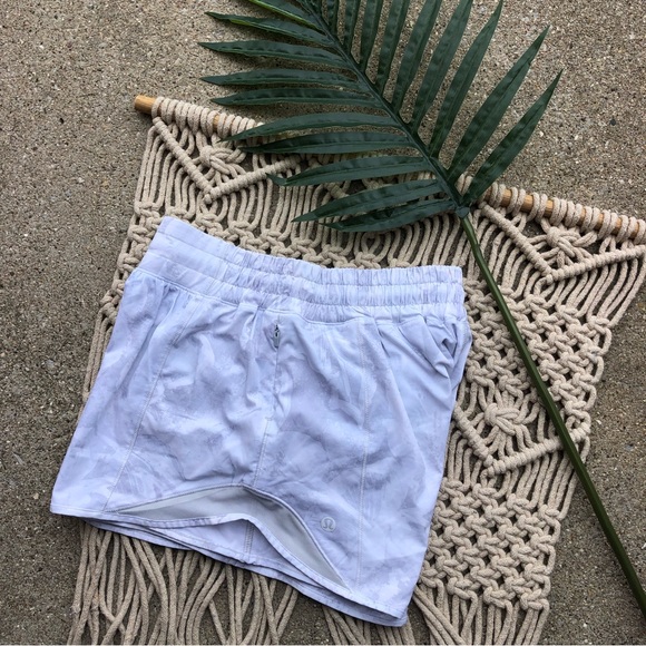 Lululemon Hotty Hot Shorts Size 4 Tall - Mini Tropical Shadow Starlight - Picture 2 of 9
